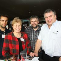 Lorenz Weibel (autoweibel ag), Ursula Grütter-Isenschmid (AGVS Sektion Bern), Andreas und Urs Weibel (beide autoweibel ag)